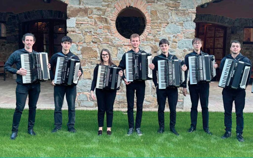 Gruppo di musicisti della Scuola di Musica Fadiesis con fisarmoniche, schierati nel giardino
