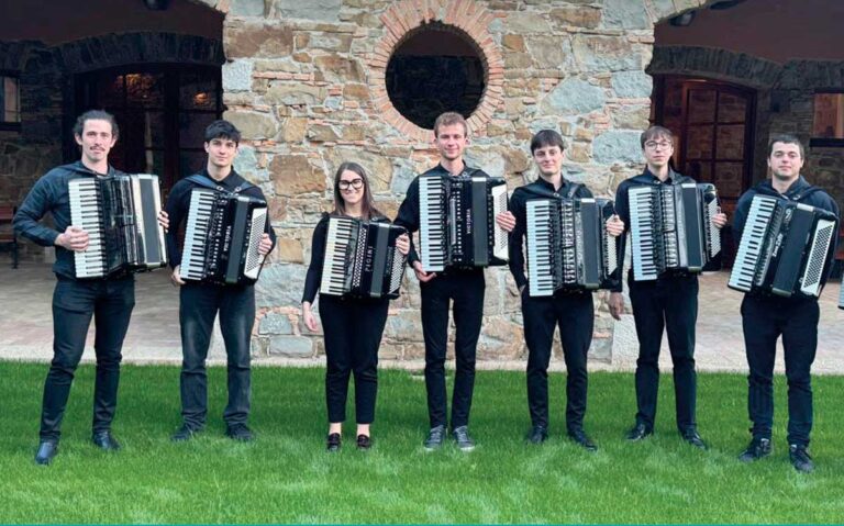 Gruppo di musicisti della Scuola di Musica Fadiesis con fisarmoniche, schierati nel giardino