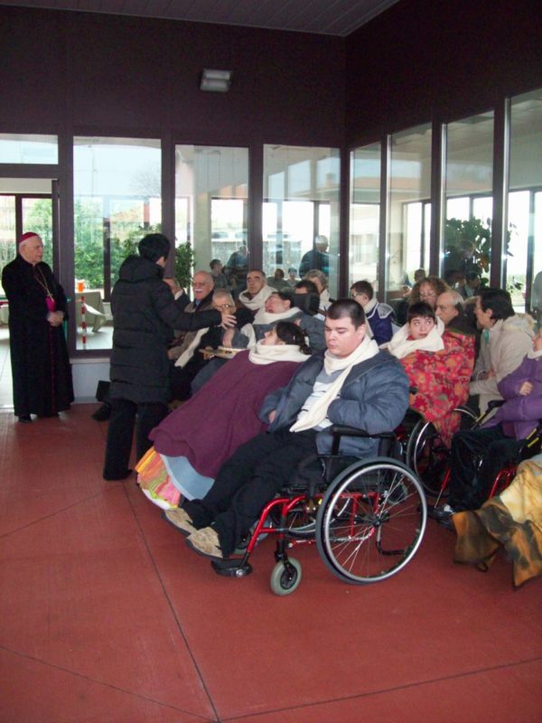 Foto del coro scattata durante l’inaugurazione del collegamento tra le due case del Centro ANFFAS “Giulio Locatelli”